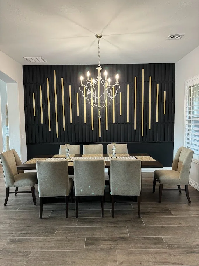 Pared de comedor negra con listones y detalles dorados