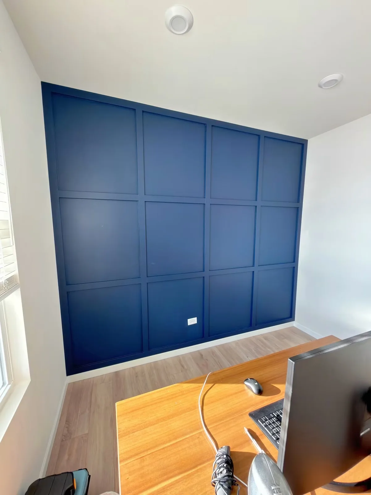 Panelería azul en cuadrícula terminada por Elite Accent Wall