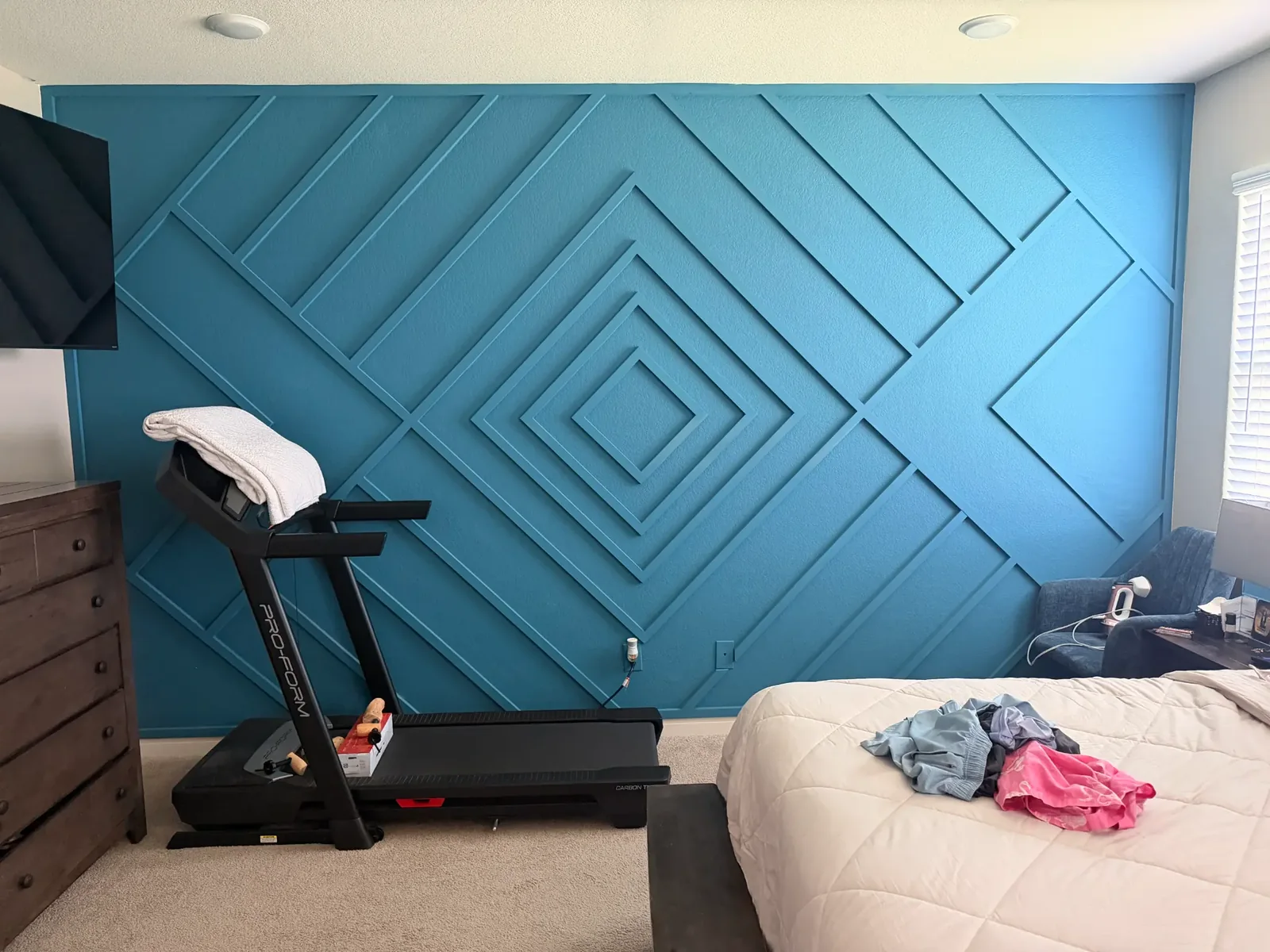 Pared geométrica azul con composición concéntrica terminada por Elite Accent Wall